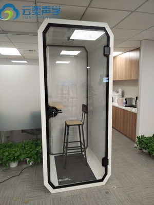 Bureau de réunion à une place avec bureau d'ordinateur pour le travail privé